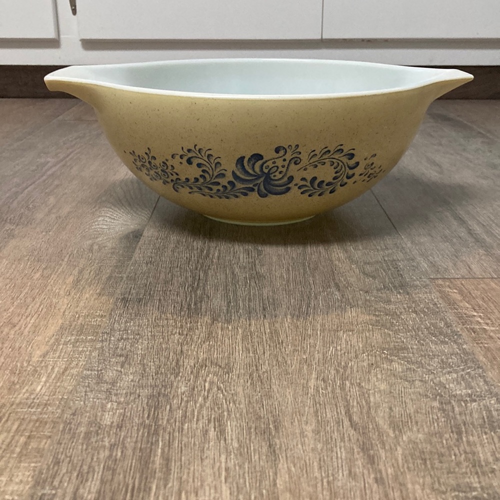 Homestead Pyrex Large Mixing Bowl